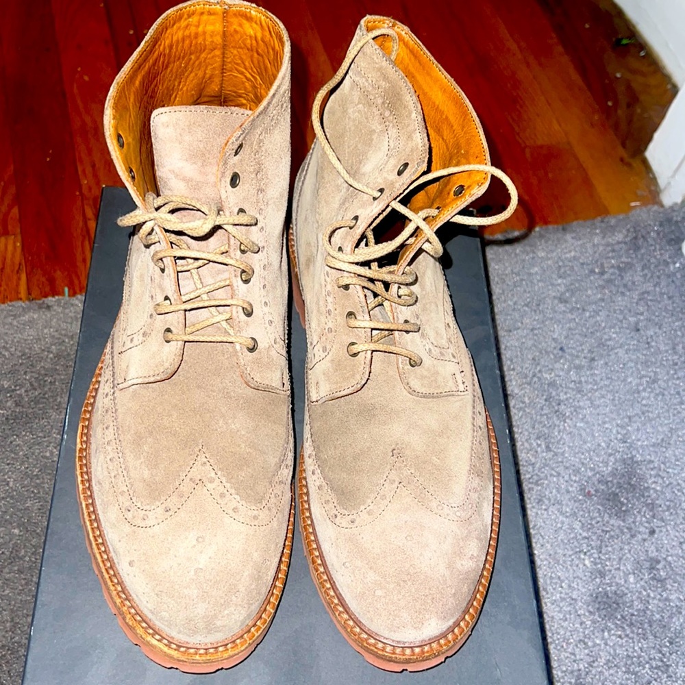 Bloomingdales Mens tie up boot with rubber sole and oxford toe.